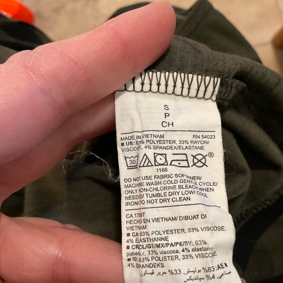 Old Navy Active Ultralite Go Dry Camo Top Sz S Thumb Holes Long Sleeve - Picture 10 of 10